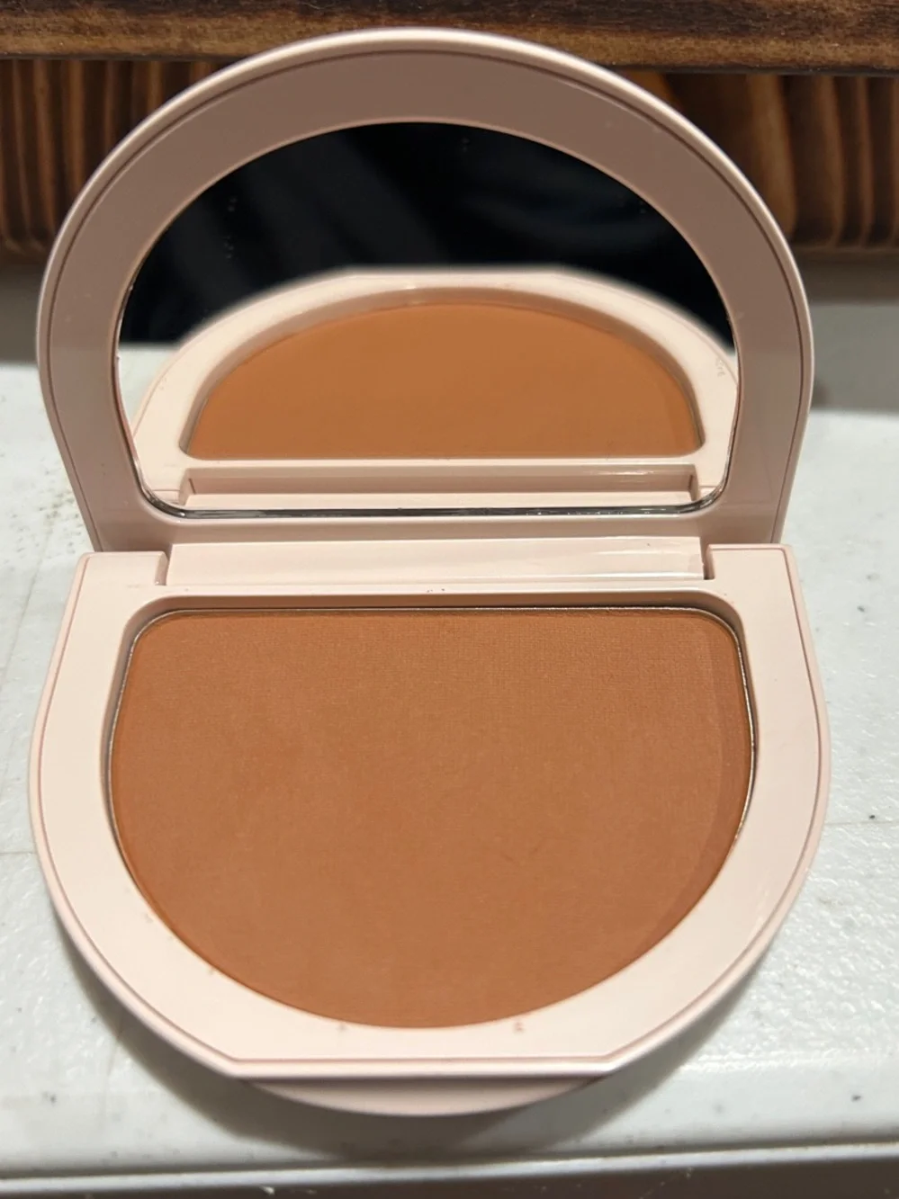 Rare Beauty True to Myself Tinted Pressed Finishing Powder - Amber